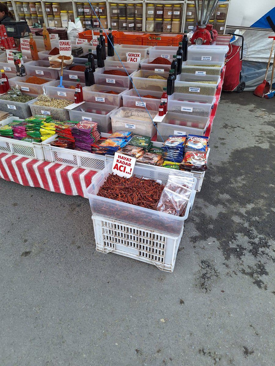 Bir ayrılık şarkısı seç sessizce çal benim için...