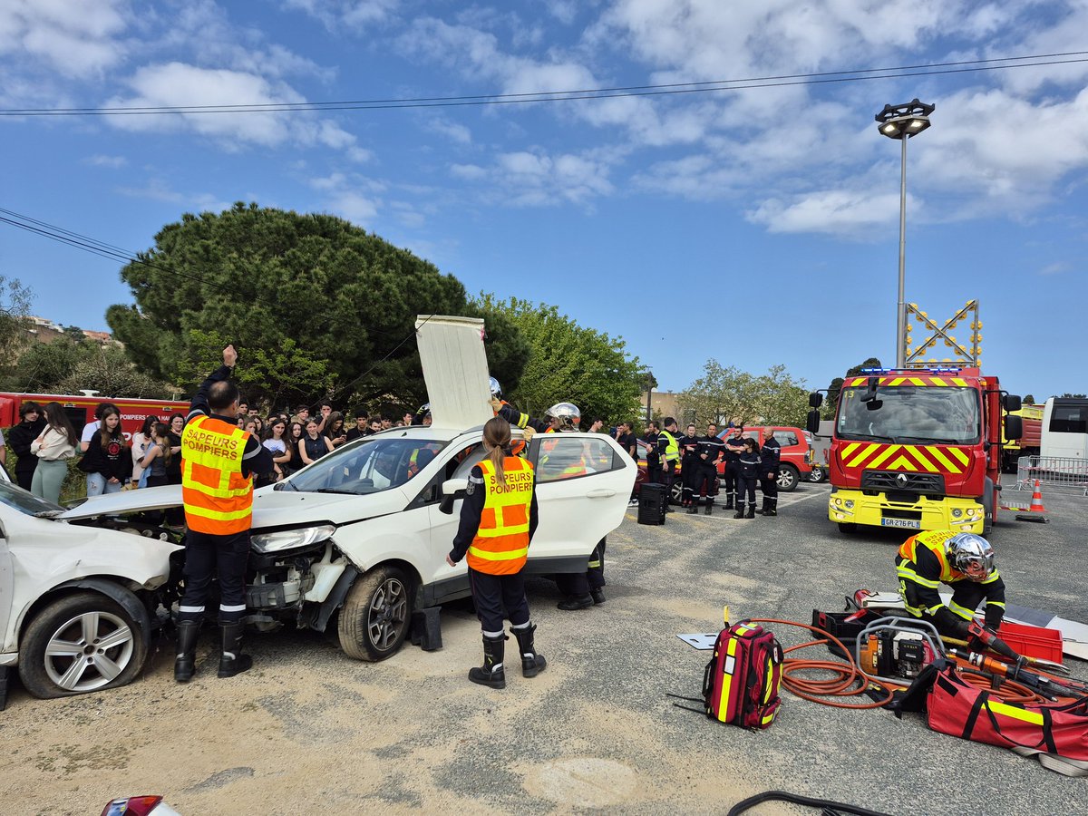 LyceeBalagne's tweet photo. Les pompiers de L'Ile-Rousse @sis_2b ont transformé le lycée en une caserne géante. Les élèves ont pu assister en temps réel à diverses manœuvres de secours et découvrir les métiers et les  spécialités : de quoi susciter des vocations.
Merci @sis_2b
@accorse https://t.co/cTun4jmEj8