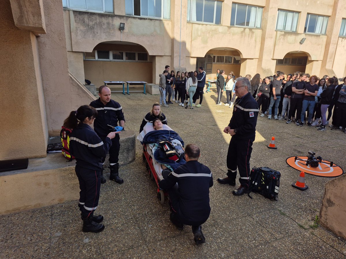 LyceeBalagne's tweet photo. Les pompiers de L'Ile-Rousse @sis_2b ont transformé le lycée en une caserne géante. Les élèves ont pu assister en temps réel à diverses manœuvres de secours et découvrir les métiers et les  spécialités : de quoi susciter des vocations.
Merci @sis_2b
@accorse https://t.co/cTun4jmEj8