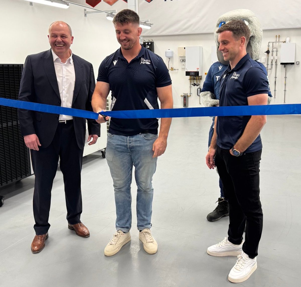 ViessmannCS_UK's tweet image. Big day for Viessmann Climate Solutions UK! 

The refurbished BPEC-accredited Stockport Training Centre is officially OPEN!

Innovation. Training. Excellence. 

#Viessmann #BPEC  #StockportTraining #SaleSharks #GeorgeFord #BenCurry