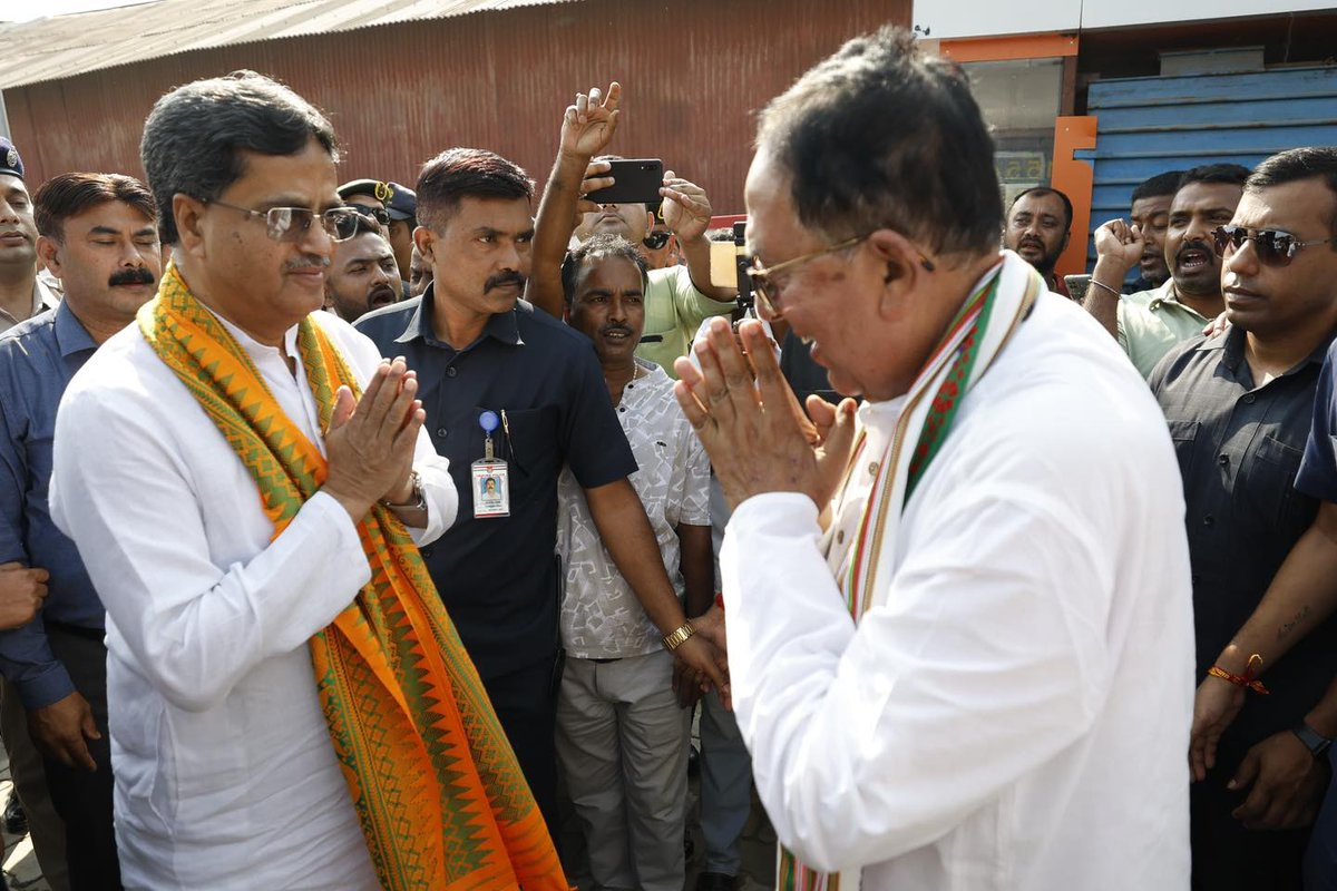 BJP4Tripura's tweet photo. ধর্মনগরে মুখ্যমন্ত্রী মহোদয়কে উষ্ণ অভ্যর্থনায় স্বাগতম!

মাননীয় মুখ্যমন্ত্রী প্রফেসর @DrManikSaha2 মহোদয় আজ বিভিন্ন উন্নয়নমূলক প্রকল্পের ভিত্তিপ্রস্থর স্থাপন ও উদ্বোধনের জন্য ধর্মনগর রেলওয়ে স্টেশনে পৌঁছলে ধর্মনগর বাসী ব্যাপক উৎসাহের সহিত স্বাগত জানান। https://t.co/jdVNBL0Mb8