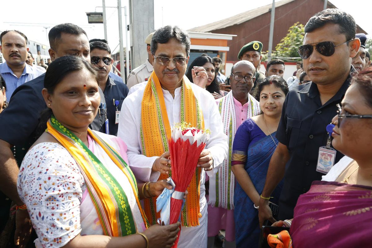 BJP4Tripura's tweet photo. ধর্মনগরে মুখ্যমন্ত্রী মহোদয়কে উষ্ণ অভ্যর্থনায় স্বাগতম!

মাননীয় মুখ্যমন্ত্রী প্রফেসর @DrManikSaha2 মহোদয় আজ বিভিন্ন উন্নয়নমূলক প্রকল্পের ভিত্তিপ্রস্থর স্থাপন ও উদ্বোধনের জন্য ধর্মনগর রেলওয়ে স্টেশনে পৌঁছলে ধর্মনগর বাসী ব্যাপক উৎসাহের সহিত স্বাগত জানান। https://t.co/jdVNBL0Mb8