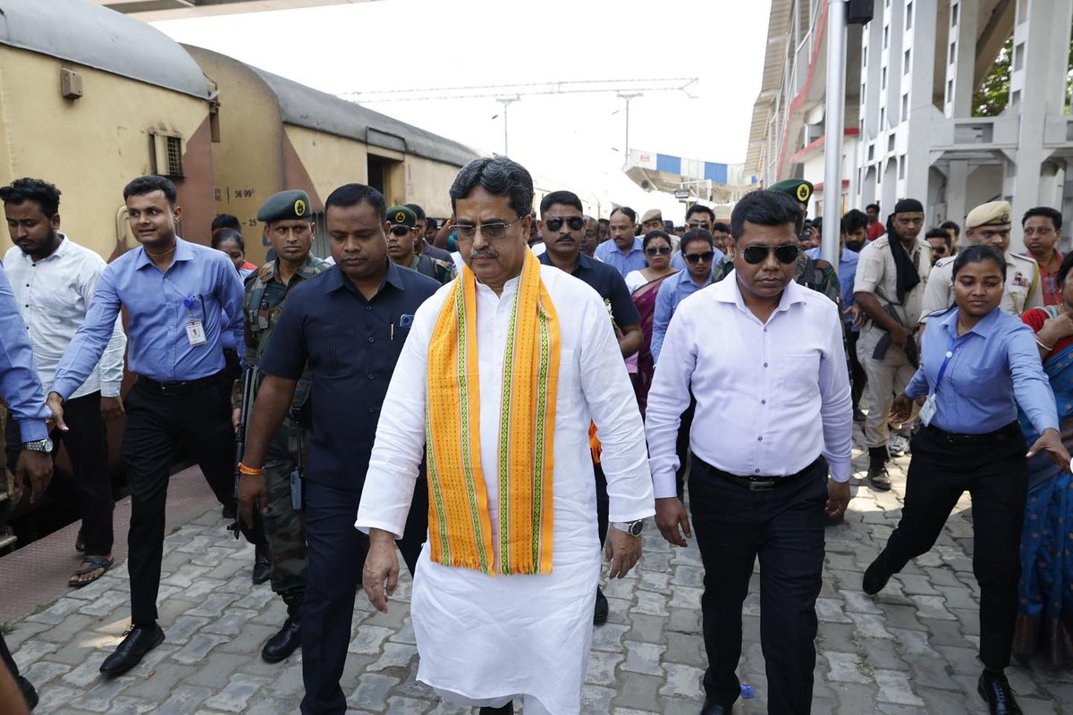 BJP4Tripura's tweet photo. ধর্মনগরে মুখ্যমন্ত্রী মহোদয়কে উষ্ণ অভ্যর্থনায় স্বাগতম!

মাননীয় মুখ্যমন্ত্রী প্রফেসর @DrManikSaha2 মহোদয় আজ বিভিন্ন উন্নয়নমূলক প্রকল্পের ভিত্তিপ্রস্থর স্থাপন ও উদ্বোধনের জন্য ধর্মনগর রেলওয়ে স্টেশনে পৌঁছলে ধর্মনগর বাসী ব্যাপক উৎসাহের সহিত স্বাগত জানান। https://t.co/jdVNBL0Mb8