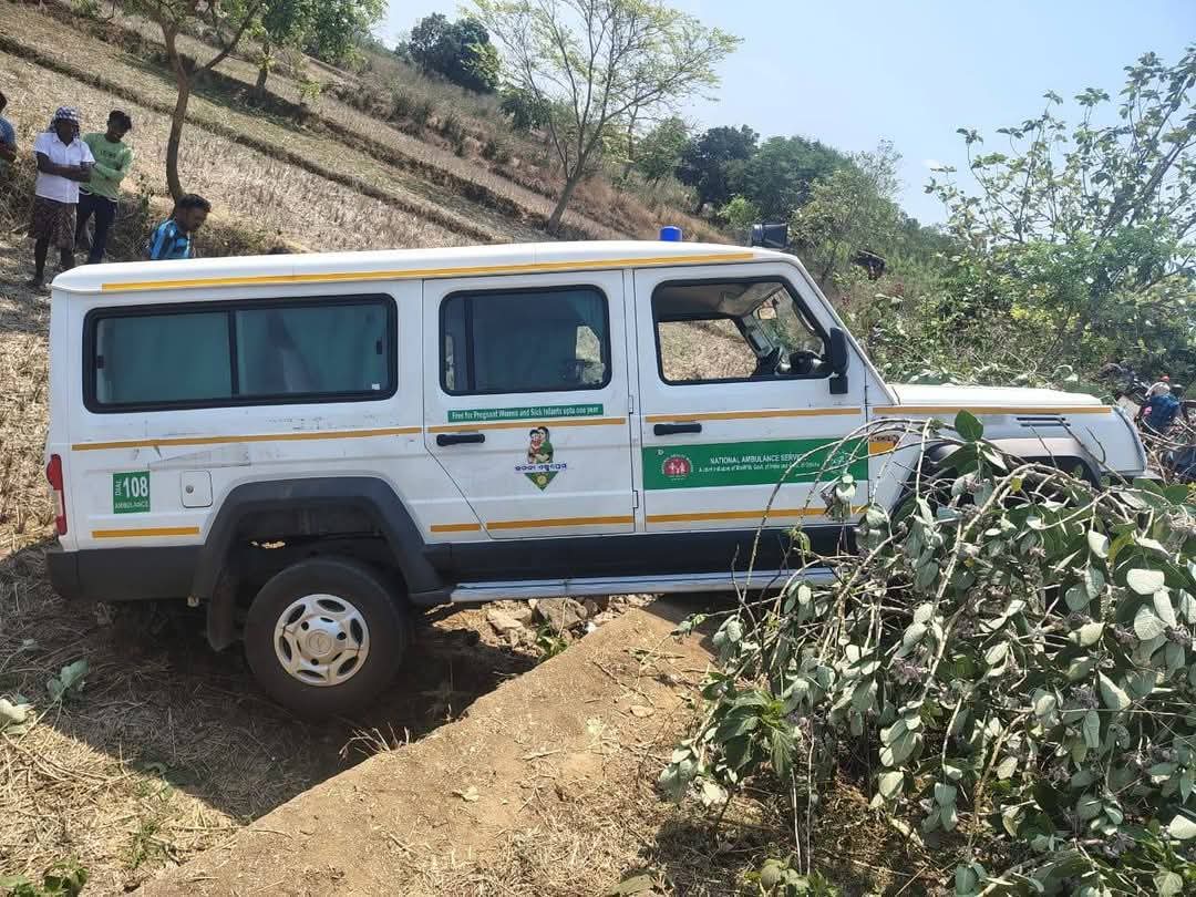 ବଡ଼ ଦୁର୍ଘଟଣାରୁ ବର୍ତ୍ତିଗଲା ୧୦୮ ଆମ୍ବୁଲାନ୍ସ,ପୁରୁଣା ଅଭିଜ୍ଞ କର୍ମଚାରୀ ଙ୍କୁ ବେଆଇନ ଛଟେଇ କରି ଲାଞ୍ଚ ନେଇ ନୂଆ କର୍ମଚାରୀ ଙ୍କୁ ରଖି ଦୁର୍ଘଟଣା ହେଉଛି ,
ଗାଡ଼ି ସୁରକ୍ଷିତ ରୋଗୀ ମଧ୍ୟ ସୁରକ୍ଷିତ, ପାଟଣା ବ୍ଲକ କପୁଣ୍ଡି ରାସ୍ତାରେ, କେନ୍ଦୁଝର.ଏଥି ପ୍ରତି ଧ୍ୟାନ ଦିଅନ୍ତୁ <a href="/MahalingMukesh/">Dr. Mukesh Mahaling</a> <a href="/HFWOdisha/">H & FW Dept Odisha</a> <a href="/CMO_Odisha/">CMO Odisha</a>