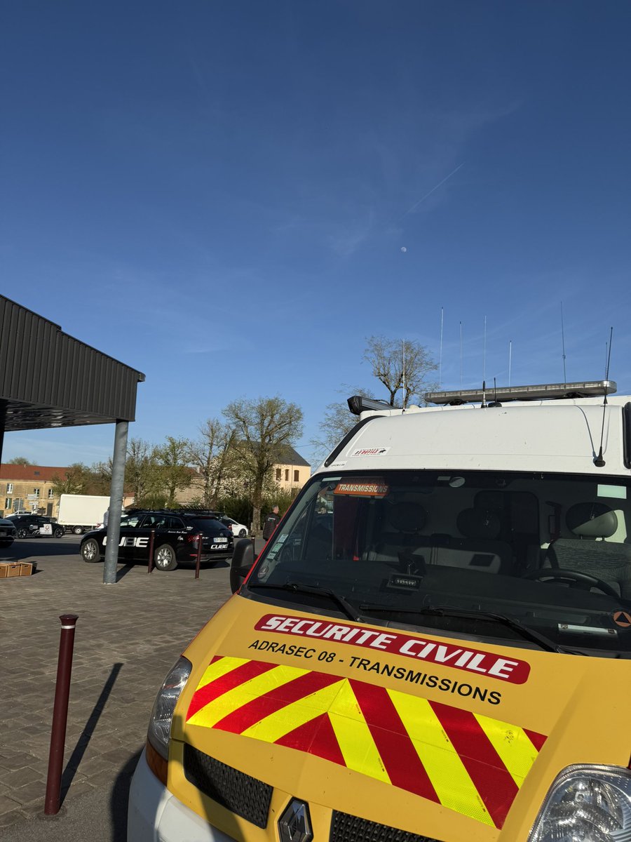 ADRASEC08's tweet photo. L’ adrasec08 mobilisée aux côtés des organisateurs du Circuit des Ardennes pour assurer les liaisons radio des motards engagés dans la sécurité de la course.

Un maillon essentiel pour une coordination efficace sur le terrain.

Bravo à tous les bénévoles et participants ! https://t.co/go94bjCYp6