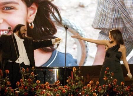 LauraPausini's tweet photo. “Tu che mi hai preso il cuor”… era il 2003, sul palco di Pavarotti & Friends, ed io avevo l’onore immenso di cantare accanto a lui.
Luciano. Il Maestro, che ha saputo accogliere, insegnare e donare la musica come pochi al mondo.
Sono passati tanti anni da quella volta insieme sul palco, ma il ricordo è ancora con me ed è pieno di gratitudine e di emozione.
Per questo, con un’emozione ancora più grande, vi annuncio che il 30 settembre 2025 sarò all’Arena di Verona per partecipare a un evento internazionale che celebrerà i 90 anni del Maestro Luciano Pavarotti.
Ci vediamo a Verona. ❤️