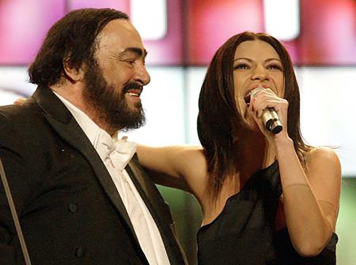LauraPausini's tweet photo. “Tu che mi hai preso il cuor”… era il 2003, sul palco di Pavarotti & Friends, ed io avevo l’onore immenso di cantare accanto a lui.
Luciano. Il Maestro, che ha saputo accogliere, insegnare e donare la musica come pochi al mondo.
Sono passati tanti anni da quella volta insieme sul palco, ma il ricordo è ancora con me ed è pieno di gratitudine e di emozione.
Per questo, con un’emozione ancora più grande, vi annuncio che il 30 settembre 2025 sarò all’Arena di Verona per partecipare a un evento internazionale che celebrerà i 90 anni del Maestro Luciano Pavarotti.
Ci vediamo a Verona. ❤️