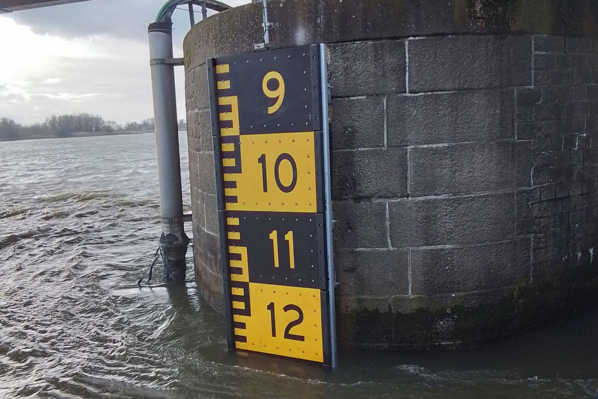 Rijkswaterstaat vernieuwt hoogteschalen bij bruggen:
Let op: 
Richtlijn Vaarwegen: geen schrikhoogtes meer.
Lees meer: varendoejesamen.nl/nieuws/rijkswa…
#scheepvaart #hoogteschalen <a href="/Rijkswaterstaat/">Rijkswaterstaat</a>