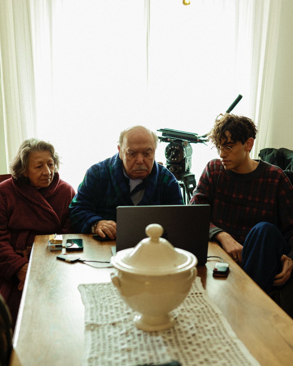 che disfino anche il cielo
cancellino completamente il mare
perché nessuno potrà mai impedire a me di ricordare 
la mia vita insieme a te

michelebravi.bfan.link/loricordoioper…
