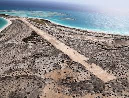 Las islas venezolanas son  importantes bancos genéticos marinos. Desprovistas de agua dulce y generalmente visitadas  por pescadores, colectores de guano o de sal, y algunos aventureros, sufren hoy la amenaza de proyectos turísticos incoherentes, desmesurados e insostenibles.