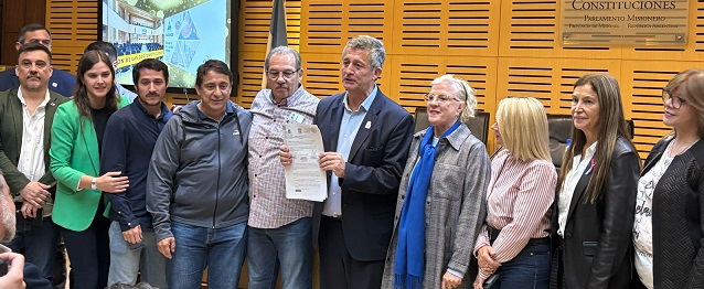 imibiomisiones's tweet photo. Junto a Dip. Rafael Pereyra Pigerl y Astrid Baetke, @misioneseco y los propietarios del Laboratorio Barrios; ayer #IMiBio llevó adelante la charla "Mediciones Medio ambientales disponibles en Misiones" en la Cámara de Representantes
@diputadosMis
@RafaelPigerl
@AstridBaetke https://t.co/zeTnv2lK4K