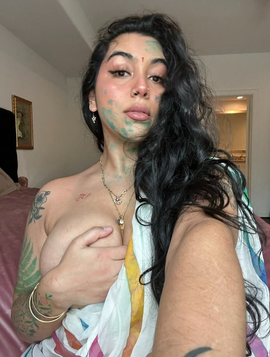 छोटी हो या बड़ी 
हर घर में 1 या 2 मियाँ खलीफ़ा और सन्नी लियोन जरूर होती है। 
जो घर के कुछ मर्दों को खुश रखती हैं।