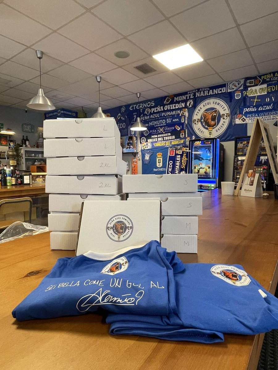 Estamos entregando ya las últimas camisetas reservadas durante estos días atrás (Camiseta de Alemao “ Sei Bella Come Un Gol Al 90’ ”).Se entrega en una caja muy molona también con el logo de la Peña. Acércate a nuestra sede en Oviedo “Bar El D’Arriba” y consíguela allí por 20€😉