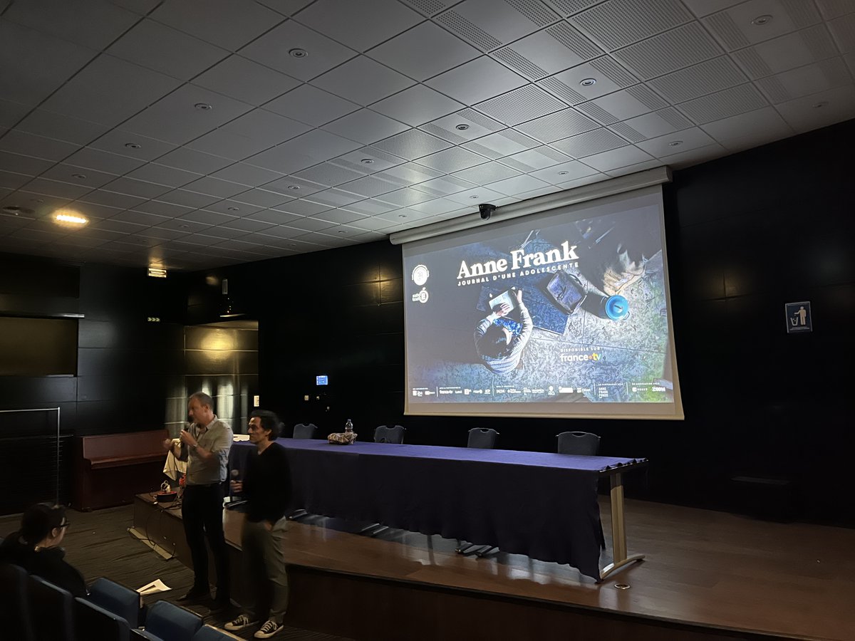 dedieu_RA's tweet photo. Nos élèves de Terminale ST2S ont assisté, au @Lycee_Auffray, à la projection du documentaire « Le journal d’Anne Frank » avec le réalisateur Alexandre Moix et le producteur @patricegelle. Échange enrichissant et dynamique ! merci aux pros ! #Éducation #Mémoire #AnneFrank https://t.co/pNh1Cxoe7X