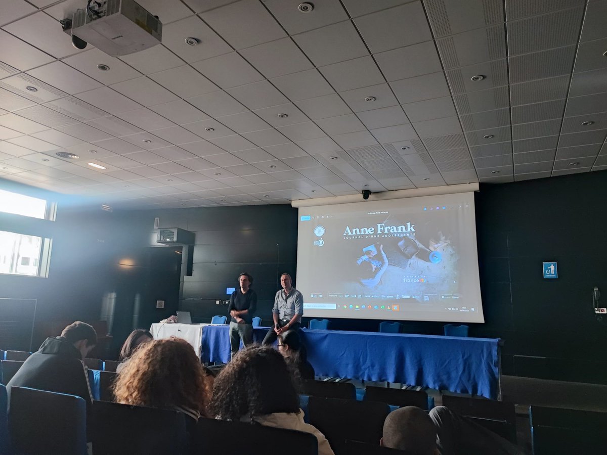 dedieu_RA's tweet photo. Nos élèves de Terminale ST2S ont assisté, au @Lycee_Auffray, à la projection du documentaire « Le journal d’Anne Frank » avec le réalisateur Alexandre Moix et le producteur @patricegelle. Échange enrichissant et dynamique ! merci aux pros ! #Éducation #Mémoire #AnneFrank https://t.co/pNh1Cxoe7X