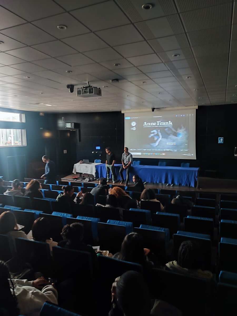 dedieu_RA's tweet photo. Nos élèves de Terminale ST2S ont assisté, au @Lycee_Auffray, à la projection du documentaire « Le journal d’Anne Frank » avec le réalisateur Alexandre Moix et le producteur @patricegelle. Échange enrichissant et dynamique ! merci aux pros ! #Éducation #Mémoire #AnneFrank https://t.co/pNh1Cxoe7X
