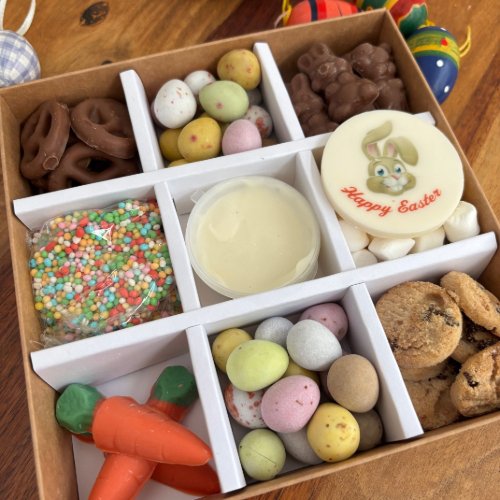 This delightful box is filled with Easter goodies perfect for sharing, and it features a tasty dipping sauce in the middle—definitely a treat you won't want to miss!
gourmetchocolatepizza.co.uk/easter-chocola…