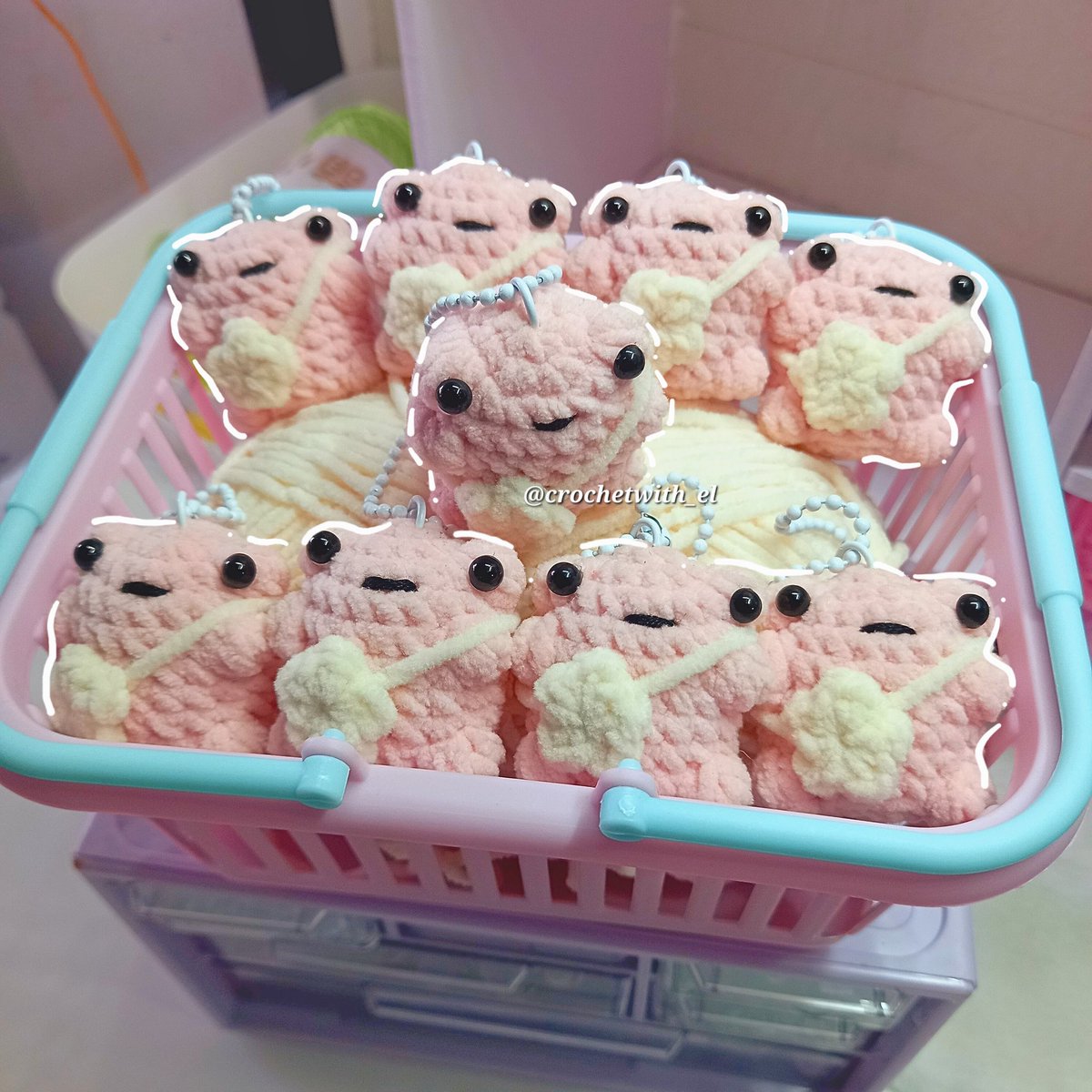 ₊˚⊹ ᰔ 𝗖𝗿𝗼𝗰𝗵𝗲𝘁 𝗠𝗶𝗻𝗶 𝗖𝗵𝗶𝗰𝗸𝗲𝗻𝘀 𝗮𝗻𝗱 𝗧𝗶𝗻𝘆 𝗣𝗶𝗻𝗸 𝗙𝗿𝗼𝗴𝘀 ⋆˚꩜｡

𝐌𝐚𝐭𝐞𝐫𝐢𝐚𝐥𝐬:
Thin Bear Chenille Yarn
2.5mm crochet hook

𝐏𝐫𝐢𝐜𝐞:
Chicken - ₱95 each (₱110 shopee)
Frog - ₱55 (thru J&amp;T) ₱65 (shopee)
#crochet #crochetkeychains