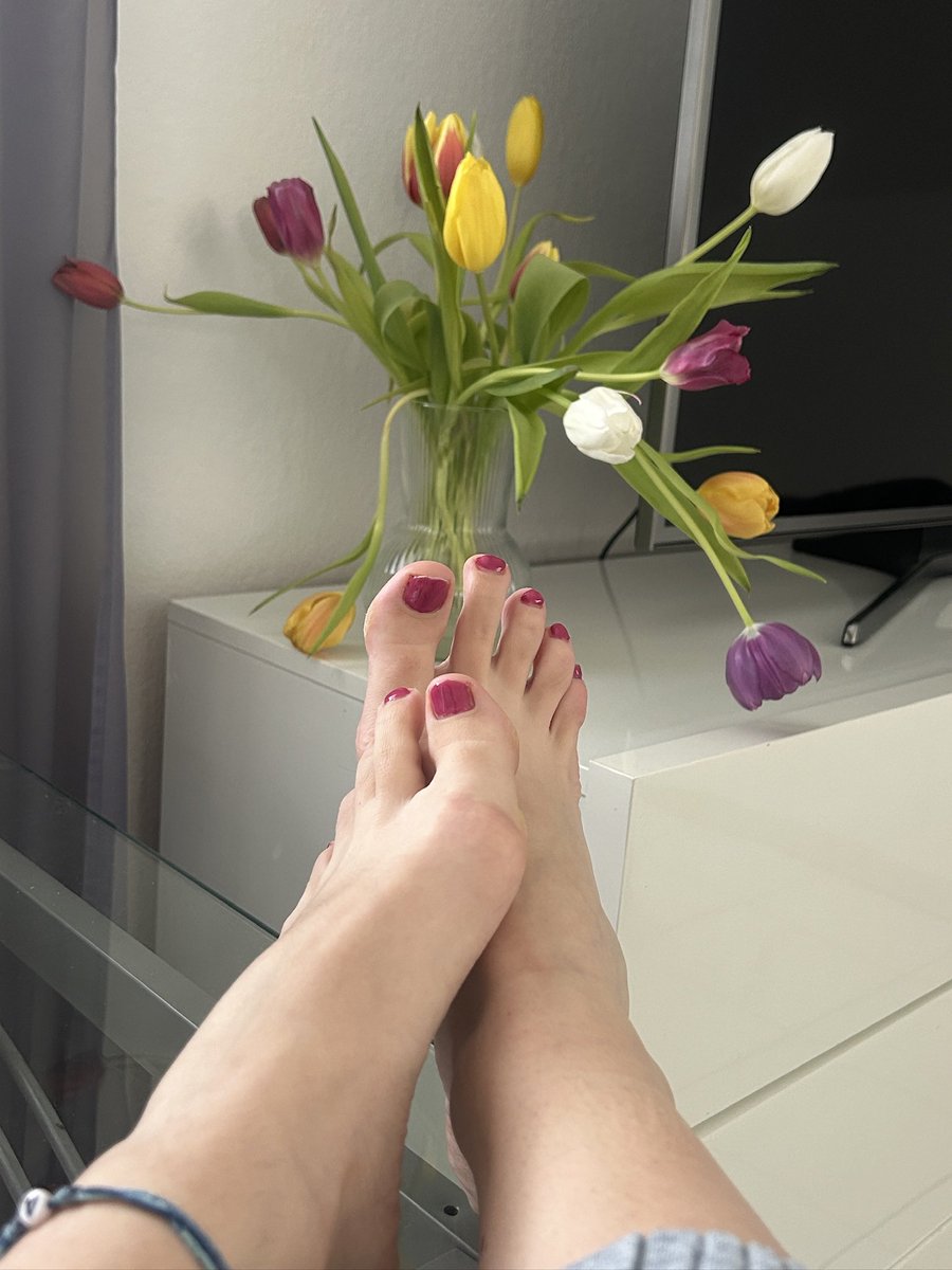AdrianaHd119's tweet photo. Spring vibes all around: Let the fresh tulips inspire you – and of course, my feet celebrating the start of a new spring!
Do you want to feel the new power of spring on my feet? 🔥
#footfetısh #lover #SpringBreak #footpump
@rt_feet @feetpuppy90 @FeetToesSoles @Feetopia https://t.co/cylNGpWtxc