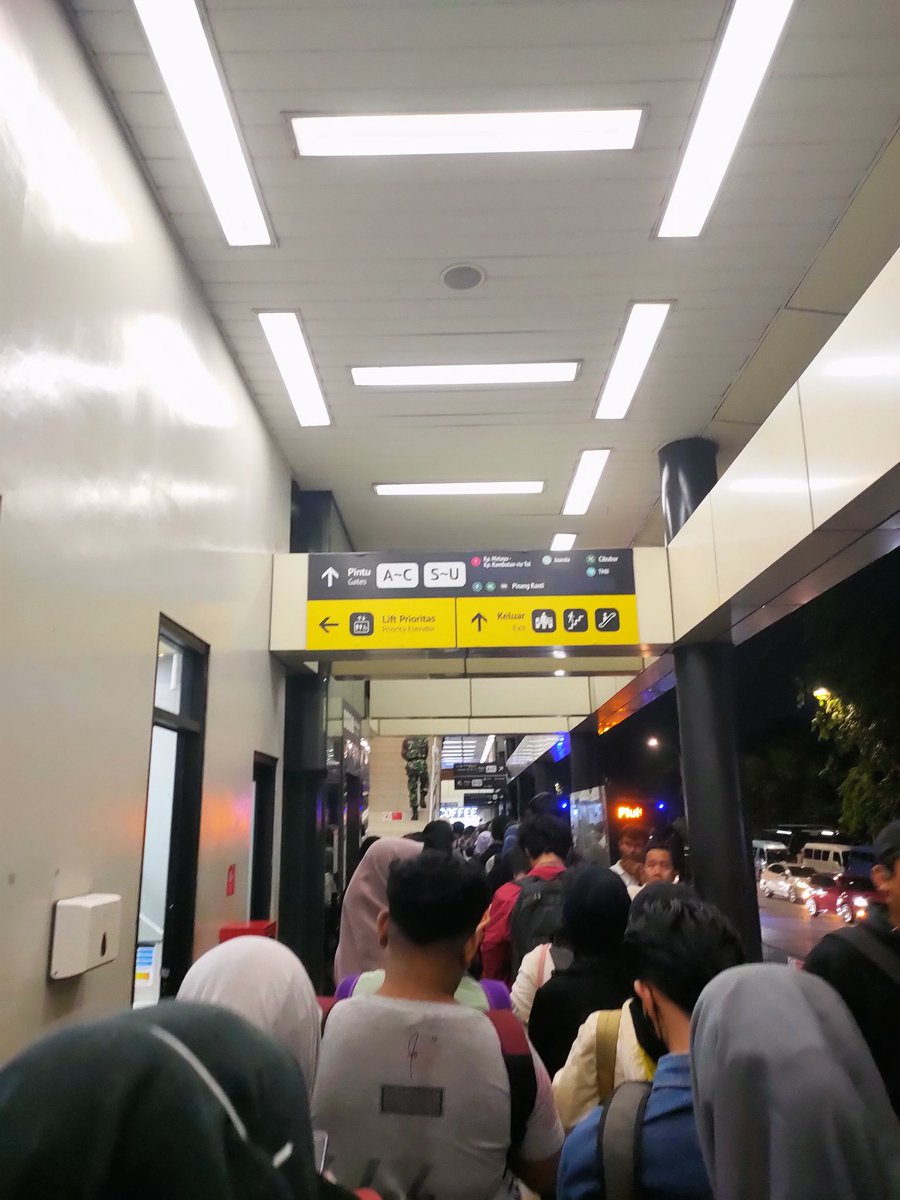Kurnia20's tweet photo. Kumat lagi kayanya ini antrian cibubur udh dari kemaren sepanjang ini terus. @PT_Transjakarta https://t.co/jo61M0TCFm