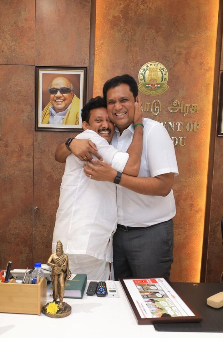 DineshPrabu_DMK's tweet photo. ✨மாண்புமிகு மாவட்டச் செயலாளரும் @Anbil_Mahesh 👑
💫மாண்புமிகு மாநிலச் செயலாளரும் @TRBRajaa 🔥
#Mappis #trichy_south_dmk #AnbilMaheshForever #மின்னும்_மன்னை https://t.co/FG8J4RTAIr