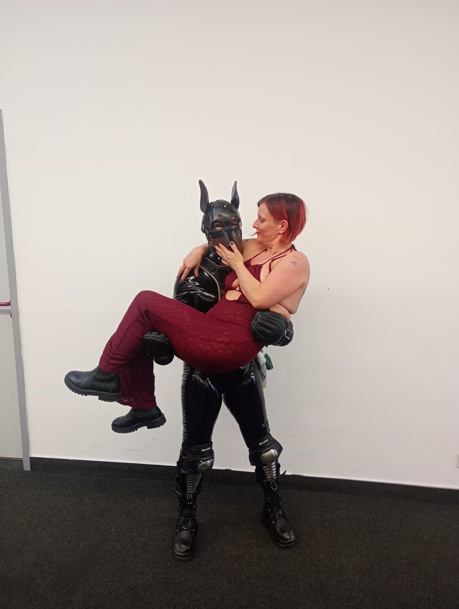 kallathepet's tweet photo. I'll carry the lady to the ends of the earth @Ella_Bizarr 
#strongwomen #petplay #together #FriendshipGoals https://t.co/9O3VUnS4bF
