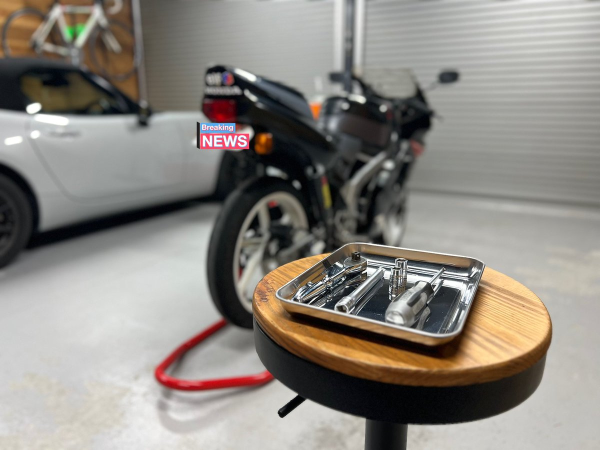 S15PANDEM's tweet photo. 百均のステンレストレー使って
お家で整備士ごっこしてるんだけど、
仕事の磁石付きトレーより使い勝手よくて
仕事用に5枚くらい欲しくなってきた https://t.co/g5X17kIxgo