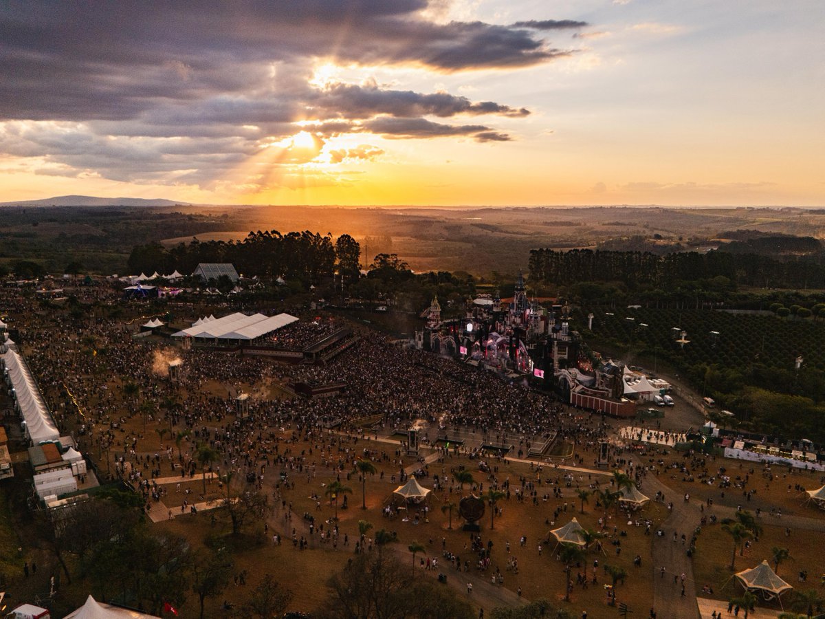 tomorrowlandbr's tweet photo. 🚨 Temos novidades sobre a Tomorrowland Brasil 2025! Em entrevista ao G1, Mario Sergio destacou:
✅ Teremos 6 palcos na área do evento + 1 no DreamVille.
✅ Haverá uma redistribuição de posicionamento dos palcos. Uma área antes que não continha palco, agora tem.
✅ Será divulgado novos artistas nos próximos meses.
✅ As obras no maeda já iniciaram, no momento estão recuperando o gramado e preparando o terreno para montagem dos palcos.
✅ Os containers da Bélgica começam chegar em Maio com toda estrutura do Mainstage.
✅ Internamente no Maeda tiveram novas áreas asfaltadas e cerca de 50 novas árvores/palmeiras plantadas.
✅ A montagem dos palcos será iniciada em Setembro.
Vale a pena conferir a reportagem na integra aos interessados:
https://t.co/TKcAeF7Wwu