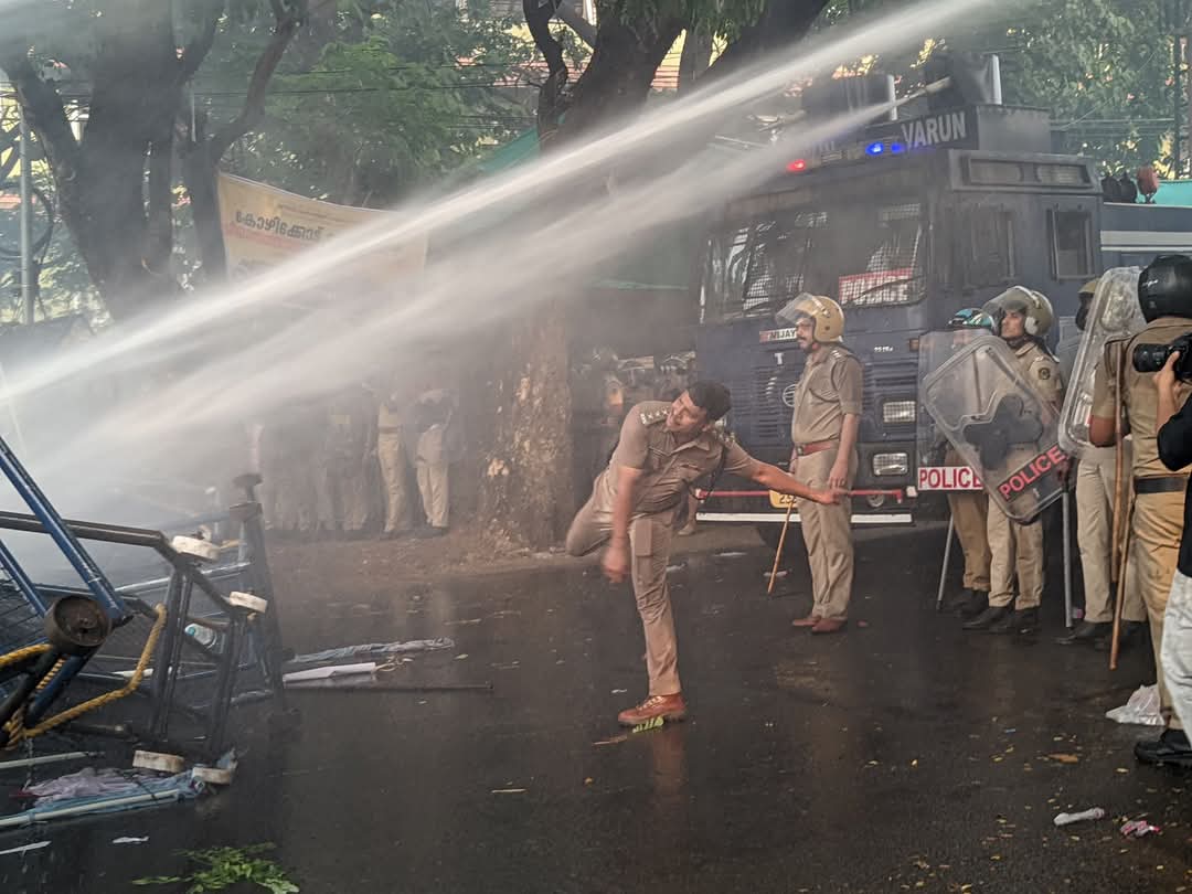 sioindia's tweet photo. We strongly condemn the brutal lathicharge and the use of tear gas and water cannons on protestors opposing the Waqf Amendment Act, a protest organized by SIO and Solidarity Youth Movement Kerala. 

#RejectWaqfAct https://t.co/ma73ynONFB