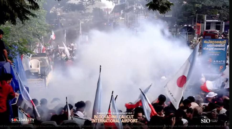 sioindia's tweet photo. We strongly condemn the brutal lathicharge and the use of tear gas and water cannons on protestors opposing the Waqf Amendment Act, a protest organized by SIO and Solidarity Youth Movement Kerala. 

#RejectWaqfAct https://t.co/ma73ynONFB