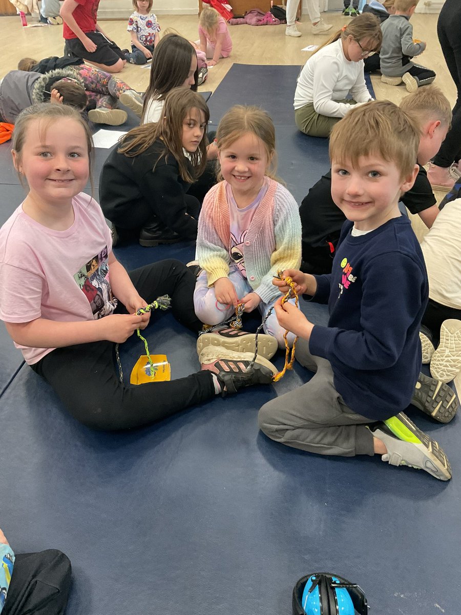 MrswhiteY6's tweet photo. Thank you to Amy from @DogsTrust for our brilliant workshop at holiday club. @AlthorpeKeadby https://t.co/oaeqVfpmd7
