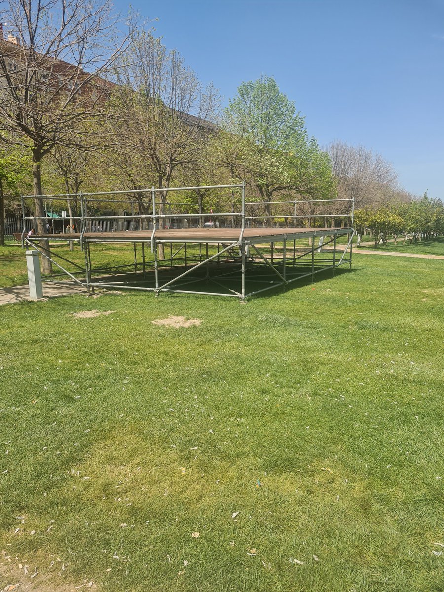 fochitarosa's tweet photo. @AytoJaen tras el evento celebrado el domingo, con hoy hace 3 días que esta el escenario sin desmontar, un parque concurrido de niños los cuales pueden sufrir algún percance https://t.co/9MgCpekZlE