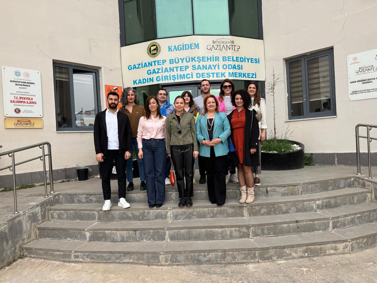kagidem's tweet photo. İstasyon Gaziantep ekibi merkezimizi ziyaret etti. Gaziantep Büyükşehir Belediye Başkanı danışmanı Sayın Filiz Evran hanımefendi ve ekibi, kadın girişimciliği destekleme çalışmalarımızı incelediler. Ziyaretleri için teşekkür ederiz.

@FatmaSahin @GaziantepBeld @Gapsoffice https://t.co/EWNLOYPstG