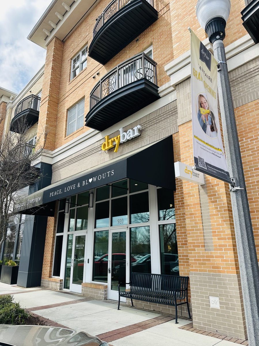 MayfaireTown's tweet photo. Prepare to be blown away! 💨 Drybar opens April 11! 💛✨Tag your blowout bestie and let the good hair days begin! 💨💇‍♀️ Go ahead and book that perfect blowout 👉 https://t.co/uN9SsQhUR5 https://t.co/om4EvlNCFA
