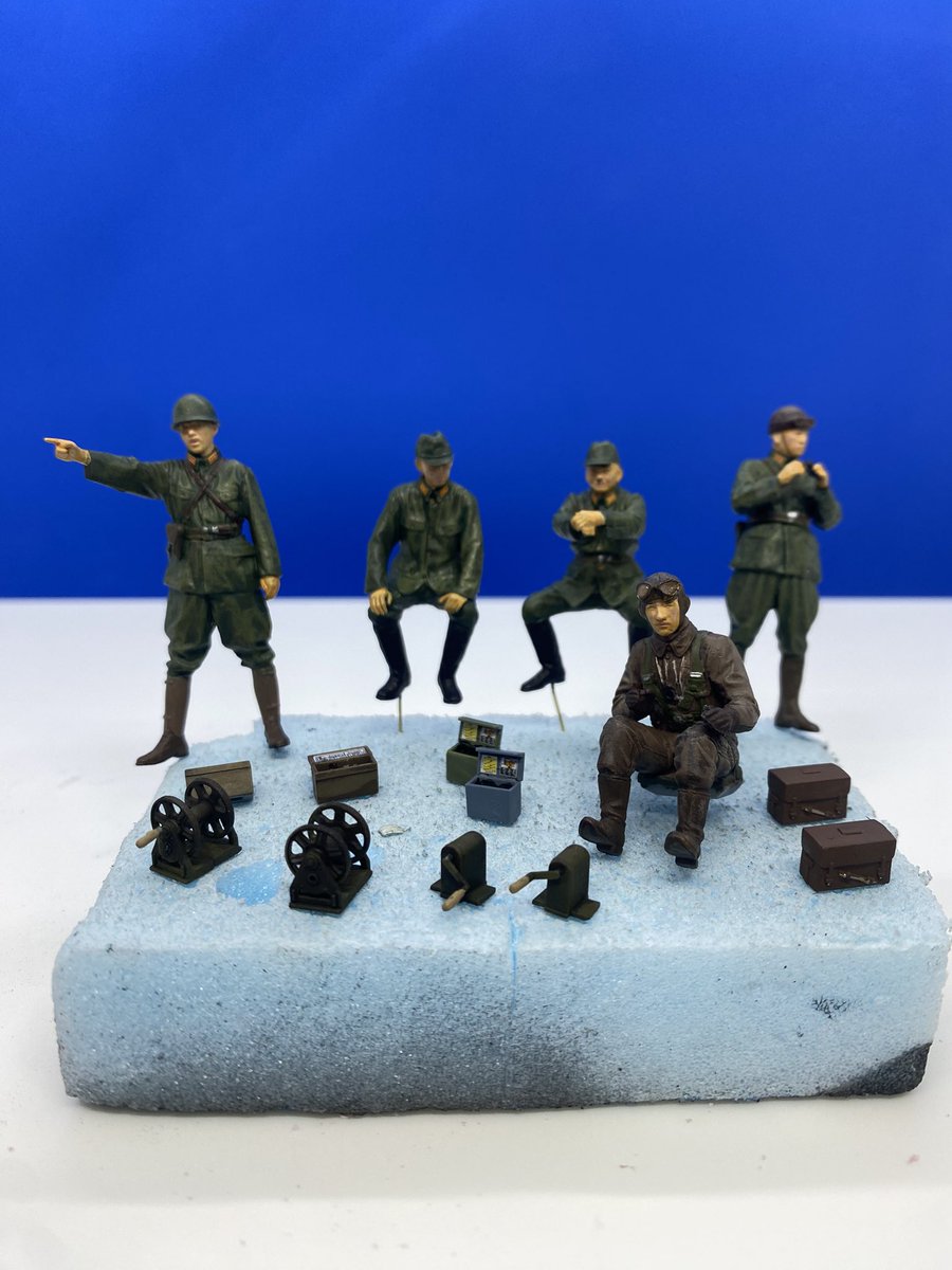 TUL3IqRxy5fbIm5's tweet image. 展示会製作記(1) Ju87A
ジオラマに使うフィギュア、小物の塗装が終わりました。設定は日本に輸入されたJu87Aの初飛行を見学する陸軍大臣です。