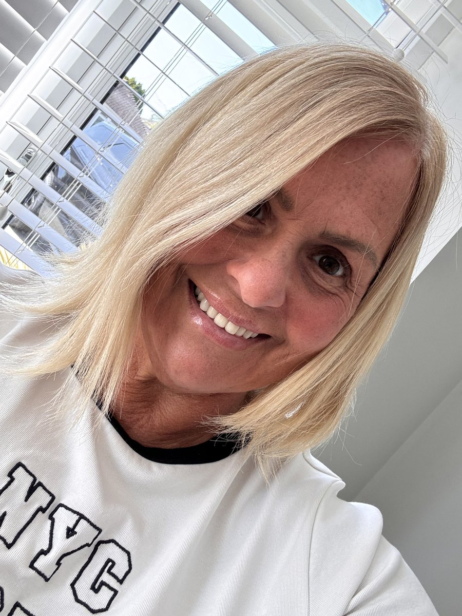 Feeling very 70s today ! Must be the weather and all the early 70s music I have been listening to! Even in flares and 70 style t shirt and clogs !! 😎