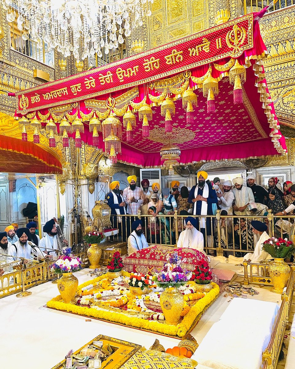 SoulfulSimran's tweet photo. ਬਸ ਕਾਮਯਾਬ ਬਣੋ,        
ਫੇਰ ਜਿਹਨੂੰ ਤੁਸੀਂ ਜਾਣਦੇ ਵੀ ਨਹੀਂ        
ਉਹ ਵੀ ਰਿਸ਼ਤਾ ਕੱਢ ਲੈਂਦਾ।    
    
ਵਾਹਿਗੁਰੂ ਜੀ 🙏

#FridayVibes 
#FridayFeeling https://t.co/YAkUHaTcWF