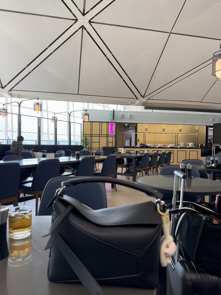 juergendee's tweet photo. The Chase Sapphire Lounge at HK Airport is one of the best lounges I’ve been to—great food and not too many passengers. https://t.co/f200Ry25I5