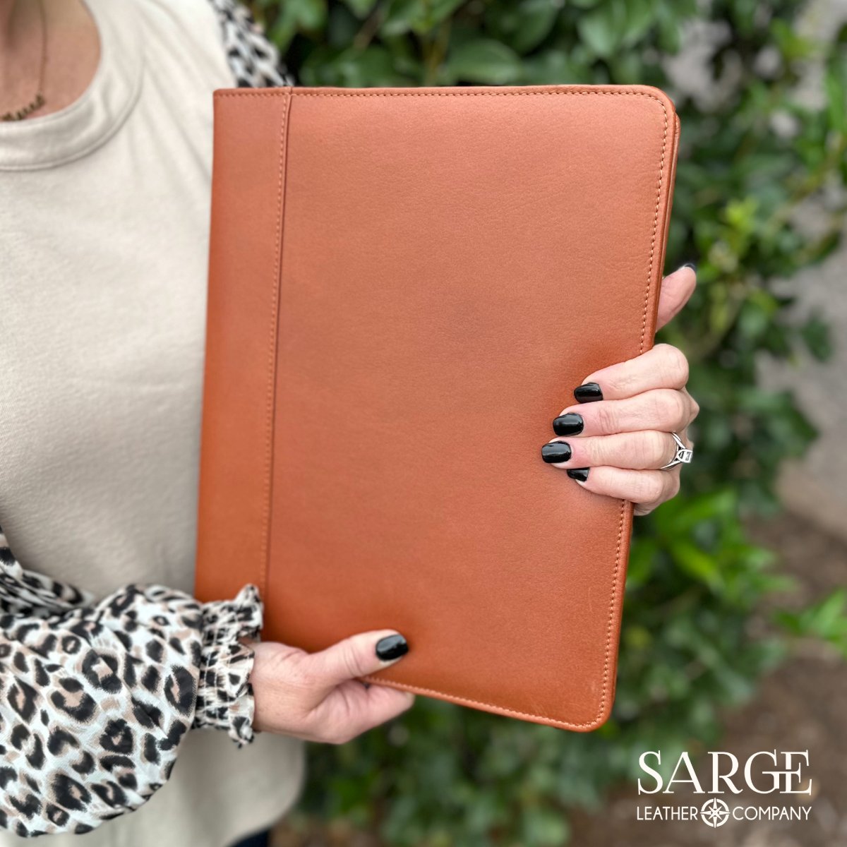 SargeLeather's tweet photo. This light and professionally styled portfolio is crafted from solid pieces of Colombian top grain cowhide leather to keep your notes organized and your documents secure. Large and small pockets on the right-hand side will ensure all your belongings are held securely in place! https://t.co/18l899SOPu