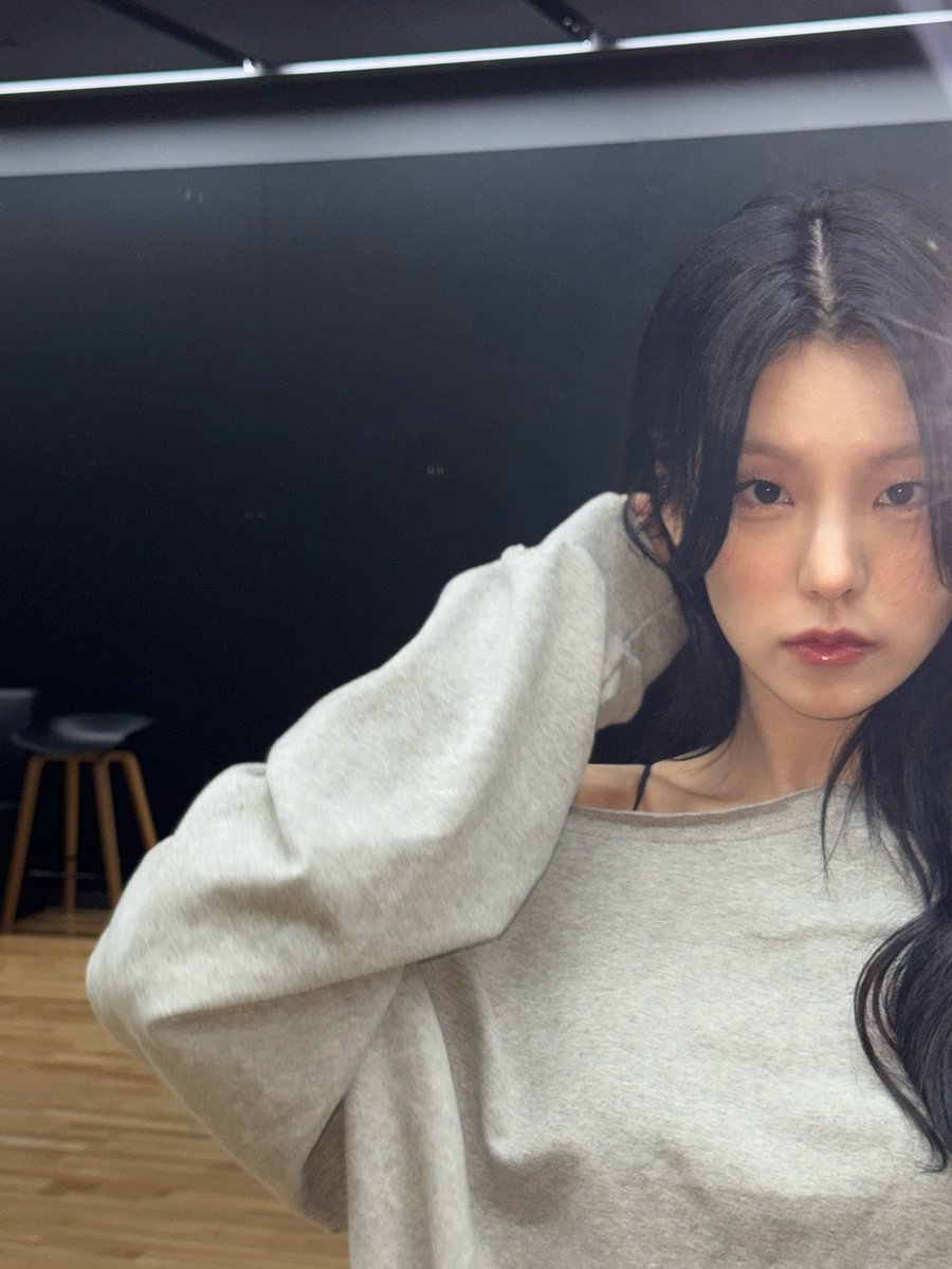yjbubble's tweet photo. [250409] 9:22PM KST 📸 https://t.co/ESdzkKwbbD