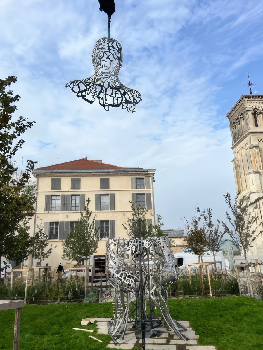 Ttionline's tweet photo. 🏛️ En noviembre del 2024, Tti ha participado con orgullo en la llegada de una nueva escultura del artista Jaume Plensa, ubicada frente al Musée des Beaux-Arts de Valence (Francia). 

https://t.co/0Sqfmb4y1u 

#Tti #GroupeBovis #JaumePlensa #Valence https://t.co/5INZZ3au1n