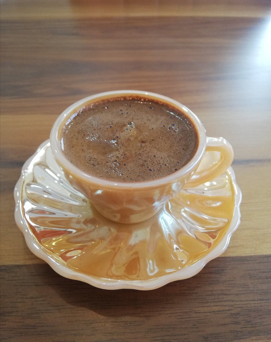 Canım kahve istemesede yapıyorum dolu fincanın yanında durması güvende hissettiriyor. 😁