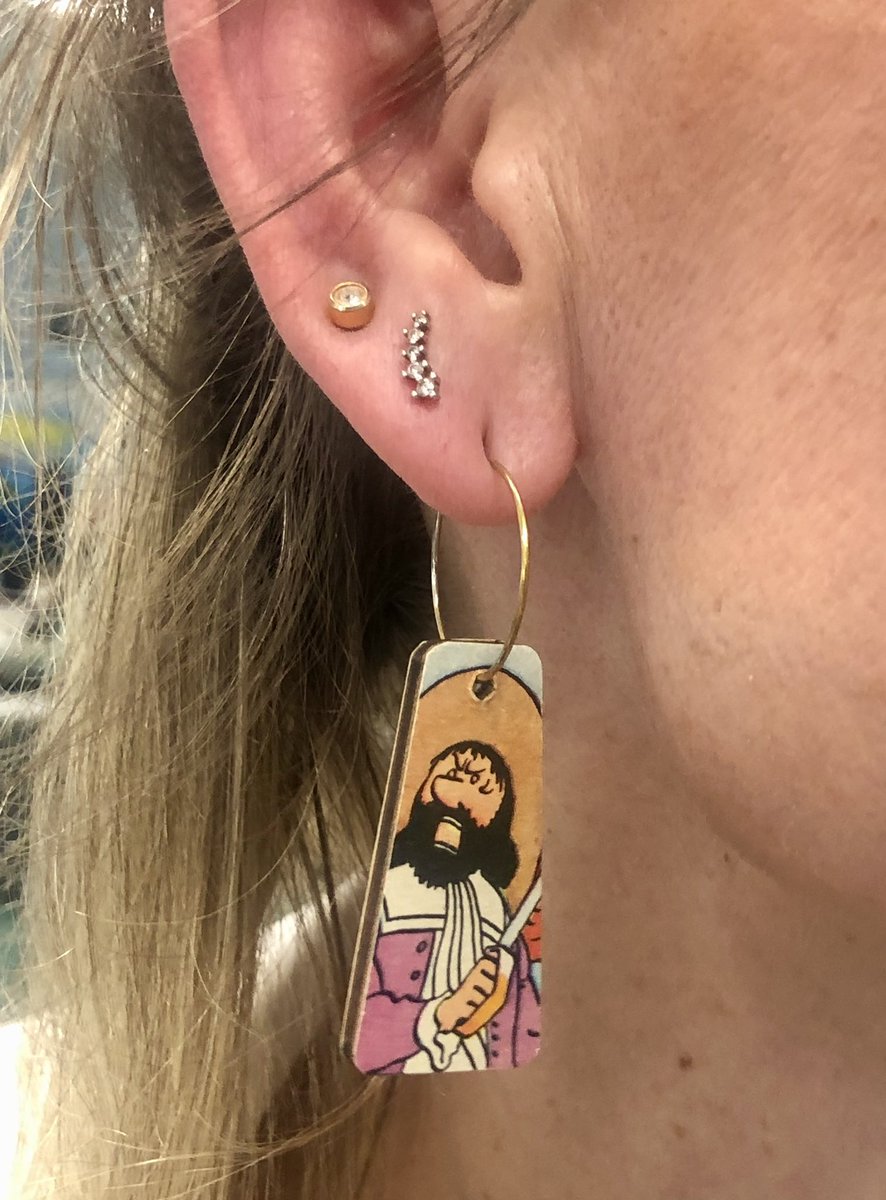 CleliaAF's tweet photo. Con esta chulada de pendientes saldré victoriosa en cualquier aventura. Mil gracias, querido @Fer_Pesquera 🙏🏻. Tienes una sensibilidad única. Desde ya, son mis pendientes de guerra. Gracias ❤️.

¡Preparados para virar! ¡Cacen las velas! ¡Cañoneros a sus puertos! ¡Fuego!

#Tintín https://t.co/no2wpyaGN3