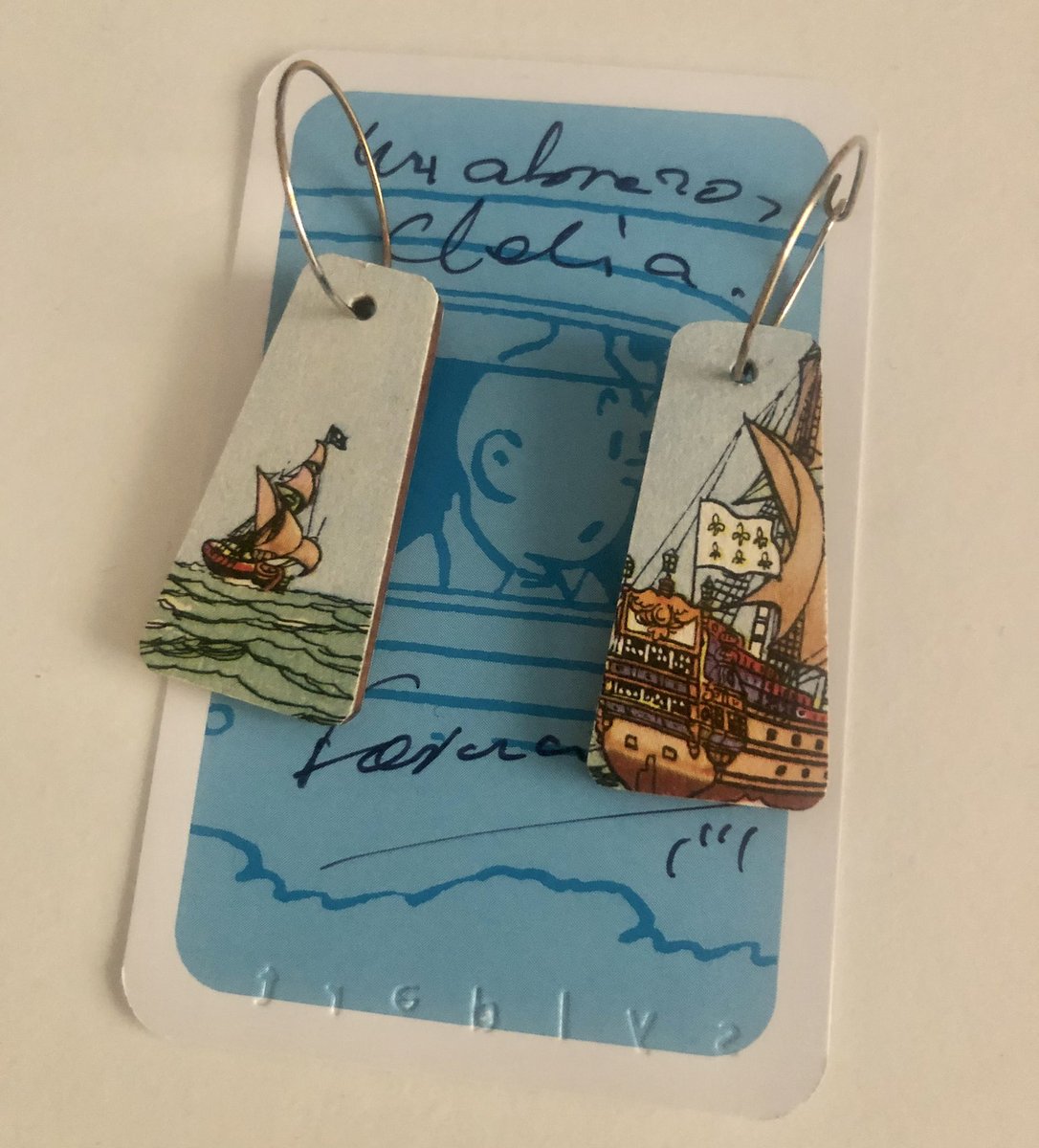 CleliaAF's tweet photo. Con esta chulada de pendientes saldré victoriosa en cualquier aventura. Mil gracias, querido @Fer_Pesquera 🙏🏻. Tienes una sensibilidad única. Desde ya, son mis pendientes de guerra. Gracias ❤️.

¡Preparados para virar! ¡Cacen las velas! ¡Cañoneros a sus puertos! ¡Fuego!

#Tintín https://t.co/no2wpyaGN3