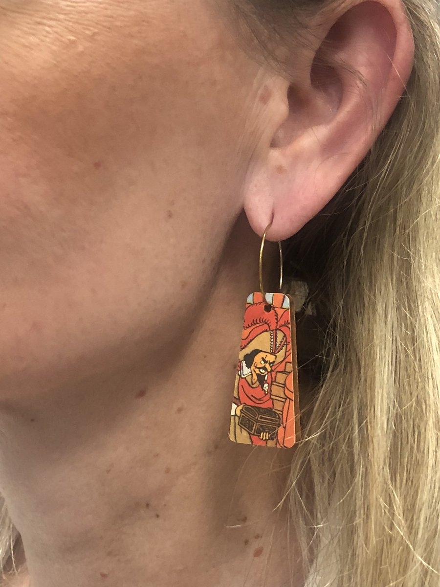 CleliaAF's tweet photo. Con esta chulada de pendientes saldré victoriosa en cualquier aventura. Mil gracias, querido @Fer_Pesquera 🙏🏻. Tienes una sensibilidad única. Desde ya, son mis pendientes de guerra. Gracias ❤️.

¡Preparados para virar! ¡Cacen las velas! ¡Cañoneros a sus puertos! ¡Fuego!

#Tintín https://t.co/no2wpyaGN3