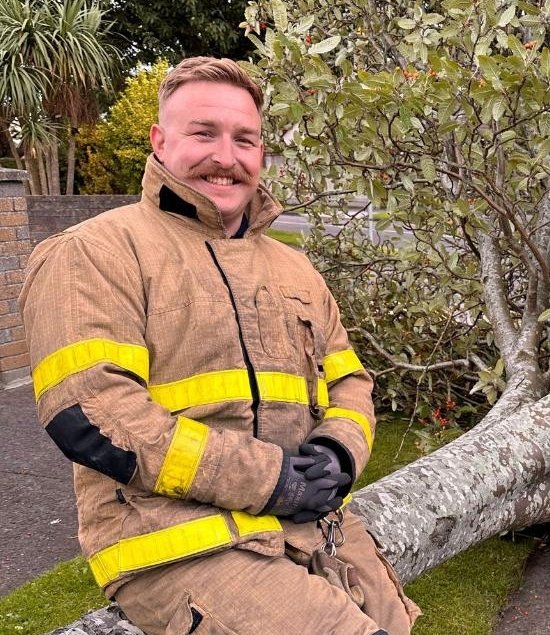 DubFireBrigade's tweet photo. Off duty Firefighter/Paramedic Tom O'Reilly, who was in town to collect a wedding ring with his fiancé Lauren, sprang into action last night when he saw a person in the River #Liffey.

Tom threw a life "ring" (soz 💍) and brought the person into the quayside.
From rings to rescue 🫢