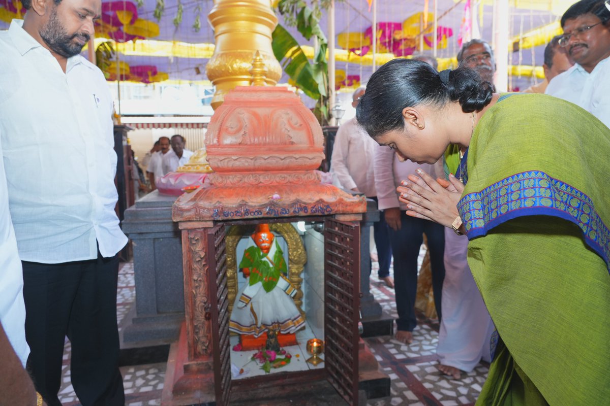 galla_madhavi's tweet photo. గుంటూరు పశ్చిమ నియోజకవర్గం కొరిటెపాడు రామాలయంలో శ్రీరాముల వారిని దర్శించుకొని ప్రత్యేక పూజలు నిర్వహించిన ఎమ్మెల్యే శ్రీమతి గళ్ళా మాధవి గారు. అనంతరం ఆలయ నిర్వాహకులు ఎమ్మెల్యే కు తీర్ధప్రసాదాలు అందజేసారు.
#shriram #Ramalayam #koritepadu #guntur #Gallamadhavi #gunturwestmla #Gunturwest