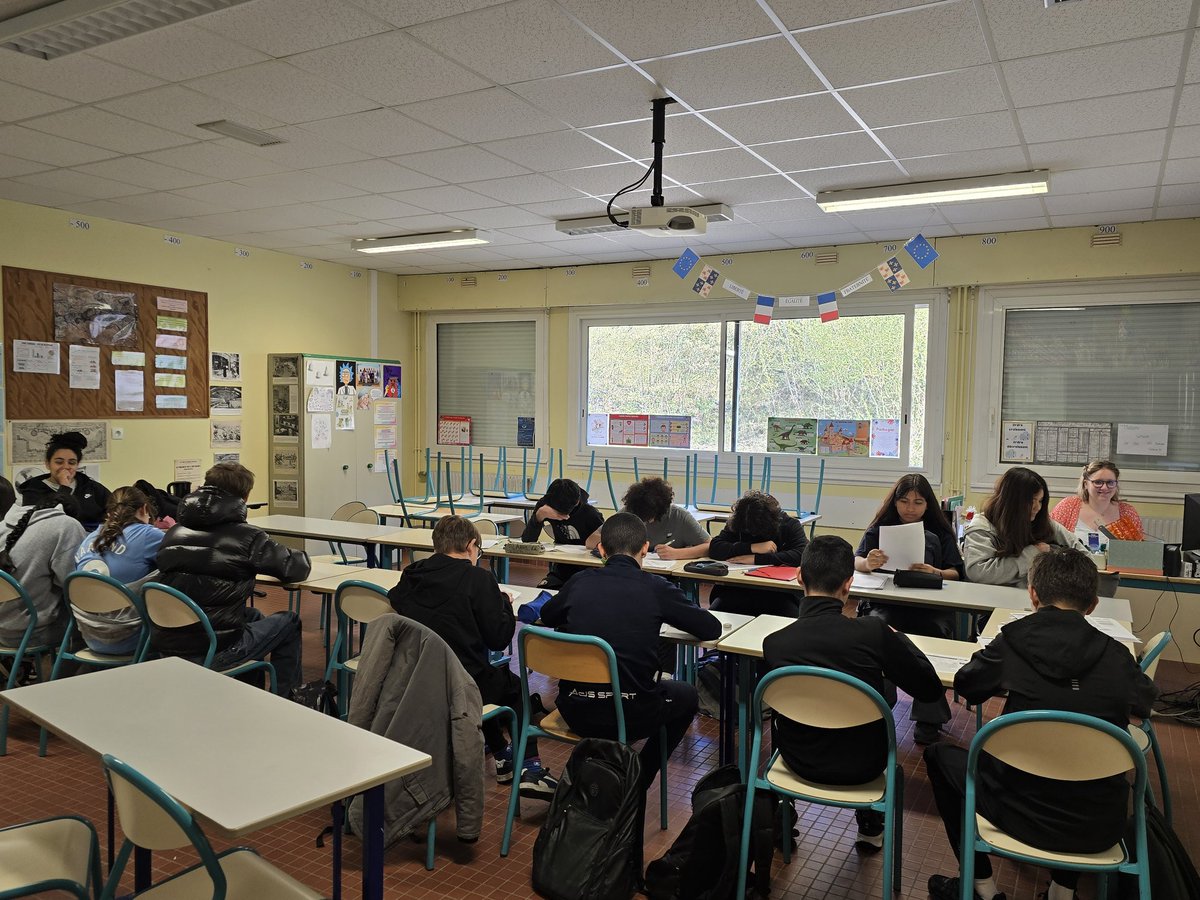 SKadimaMutombo's tweet photo. College E.Lambert Villers St Paul.
Élèves de 3e et 4e volontaires pour commencer les vacances par du soutien, des révisions DNB, des devoirs faits....sous un beau soleil... @DSDEN60 @AcAmiens @PMoyarecteur https://t.co/aehTlr7A8k