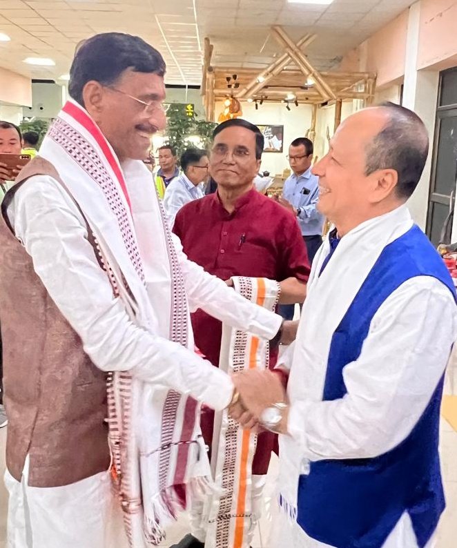 आज से दो दिवसीय दौरे पर मणिपुर में रहूंगा। इस दौरान इम्फाल एयरपोर्ट पर मणिपुर भाजपा परिवार के अभिनंदन ने अभिभूत कर दिया। यहां प्रदेश महामंत्री श्री के० सरतकुमार सिंह जी, विद्यायक श्री के० गोविंददास, श्री एल० सुसिंद्रो मैतेई, श्री बसंत कुमार सिंह, श्री इबोमचा सिंह और