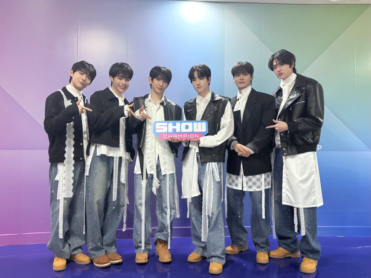 showchampion1's tweet photo. 가운데를 보세요 
왼쪽도 한번 보고 오른쪽을 보세요
사랑스럽고 눈부신 존재가 보이시나요?

👤 ㄱ..그런 존재가 여섯 명이나 보입니다…

정확합니다! 훌륭한 안목을 가지셨군요
보는 순간 굳어있던 마음을 #Unfreeze 시키고
듣는 순간 청량하게 #WEARETHEYOUNG 외치게 만드는 #TEMPEST 라는 존재입니다
정말 사랑스럽지 않나요 (⸝⸝⸝⁼̴́◡⁼̴̀⸝⸝⸝) 💙

#쇼챔피언